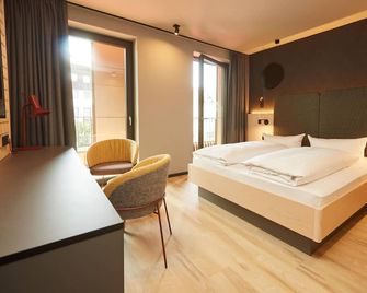 Hotel Zum Goldenen Hirsch - Sonthofen - Bedroom