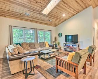 Walk to downtown! The heart of Dahlonega. - Dahlonega - Living room