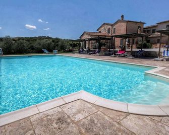 Lovely Farmhouse In Asciano With Swimmin - Asciano - Zwembad