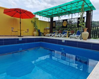 Cactus Creek Hotel - Aburi - Piscina