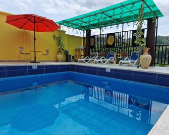 Cactus Creek Hotel - Aburi - Piscina