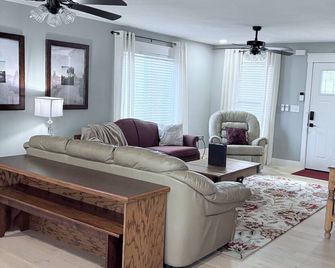 Charming 4-bedroom, all new-century old treasure, located near Mercy hospital - Aurora - Living room