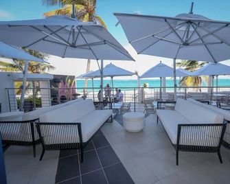 The Tryst Beachfront Hotel - San Juan - Patio