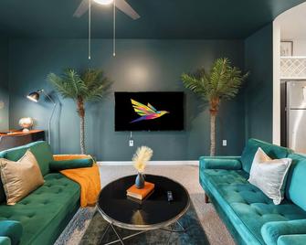 2BR with Private Screened Balcony, Pool, Gym & Cornhole: Resort Style Experience - Yulee - Living room
