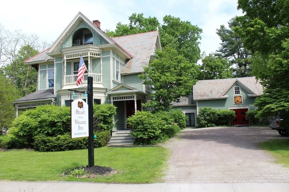 A cozy 2nd Floor Queen B&B guestroom in Downtown Shelburne - Delicious Breakfasts! TRA - Shelburne - Edificio