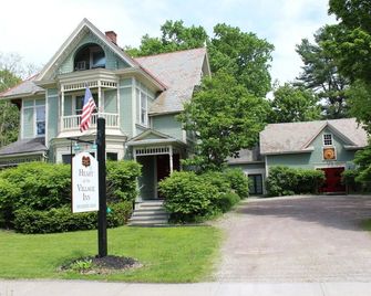A cozy 2nd Floor Queen Room 143 sqft Bed & Breakfast in Downtown Shelburne! TRA - Shelburne - Gebäude
