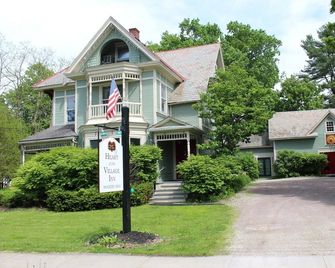A cozy 2nd Floor Queen B&B guestroom in Downtown Shelburne - Delicious Breakfasts! TRA - Shelburne - Edificio