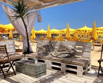 Hotel Caravan - פזארו - פטיו