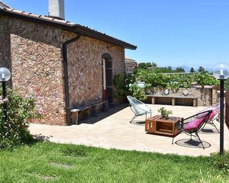 Casa Greli is the ideal place for those who love the sea and the mountains - Sant'Alfio - Patio