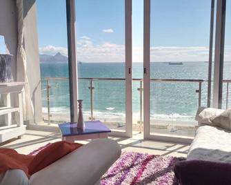 Beautiful apartment with breathtaking 180° views and Endless Ocean Sunset - Bloubergstrand - Living room