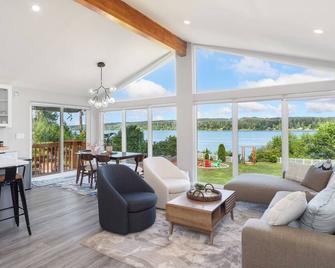 Serene Waterfront Home: Private Beach, Hot Tub & Game Room - Kingston - Living room