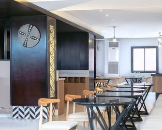 مانو هوتل - دوالا - مطعم