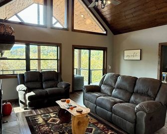 Charming 3 Bedroom Riverside Cabin: Wifi, Ac, & 3 Fireplaces In Hayesville, Nc - Hayesville - Living room