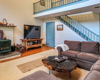 Amazing Vermont Farmhouse, perfect for getaways! - Chester - Sala de estar