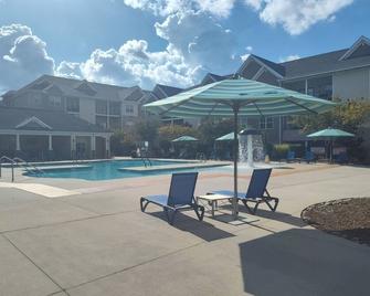 Spacious 1-bedroom apt. near Carowinds with a private balcony, gym, and pool - Fort Mill - Pool
