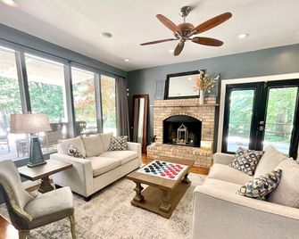 Fall & Winter discounts! Enjoy the hot tub and fire pit! - Catoosa - Living room