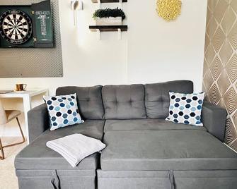 The Season’s Luxe One Bedroom Apartment, Center of Stamford, Train2NYC - Stamford - Living room