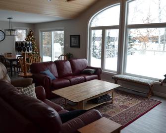 Fox Run: Waterfront Lakehouse with Impressive Views and Luxury Details - Magnetawan - Living room
