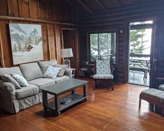 Linekin Log Cabin: Dog-Friendly Log Cabin with Private Deep-Water Dock & Bay Views! - Boothbay - Living room