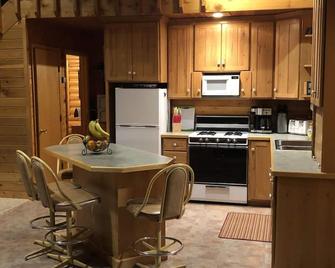 Socially Distance Yourself Here - Two Harbors - Cocina