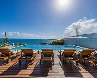 BeachFront Villa w/ Pool, Sleeps 16, Dining, & Tub - Sint Nicolaas - Pool