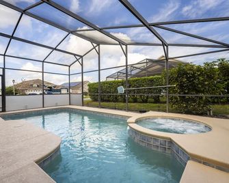 Spacious Pool and Inviting Spa Retreat - Serene Oasis - Davenport - Pool