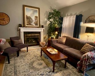Executive Townhouse located close to Saratoga Lake. August Available for Track - Ballston Spa - Living room