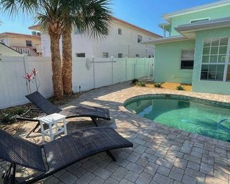 Cozy Canaveral Cottages - Cape Canaveral - Pool