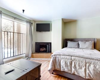 Cozy Mountain Studio W/ Shared Pool, Walk to Lifts, & Ideal Location Near Town - Sun Valley - Bedroom