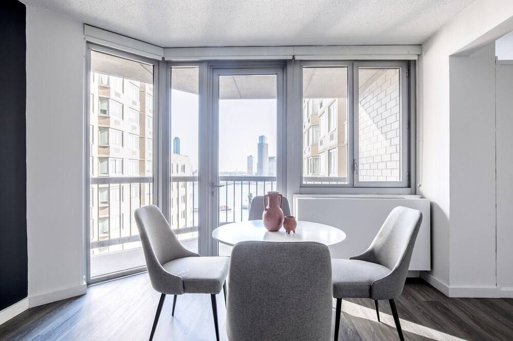 Lovely Murray Hill 3BR w/ Gym & Lounge, nr East River, by Blueground - نيويورك - غرفة طعام