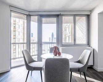 Lovely Murray Hill 3BR w/ Gym & Lounge, nr East River, by Blueground - نيويورك - غرفة طعام