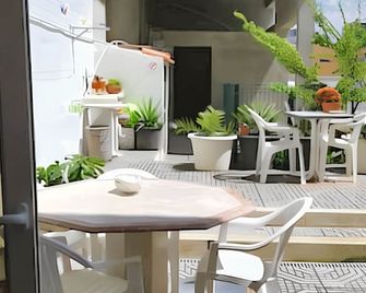 Bright apartment in Almada with shared pool - Almada - Patio