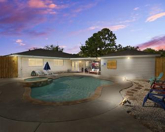 Sleeps Up To 16! Beautiful 4 Bedroom Home With 75\' Tv, And Private Pool & Spa. - 南休斯敦 - 游泳池