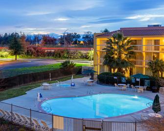 La Quinta Inn & Suites by Wyndham Redding - רדינג - בריכה
