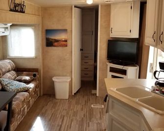 Crystal Camper 2 Bedroom Large RV w/Wooded Trail - Beulah