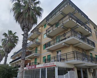 Sea Front Apartment - San Benedetto del Tronto - Gebäude