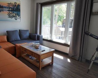 Beautiful Cozy 3 Bedroom Cottage on the Lake - Barry's Bay - Sala de estar