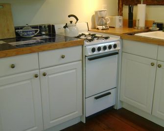 Charming Woodstock Teahouse Cottage by the Sawkill Creek trout stream - Woodstock - Kitchen