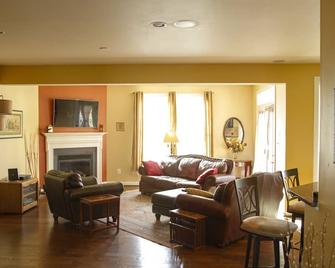 Beautiful and Spacious House - Chantilly - Living room