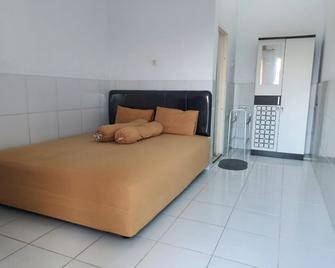 Spot On 92730 Lili Kost Syariahnearketapang Royal City - Banyuwangi