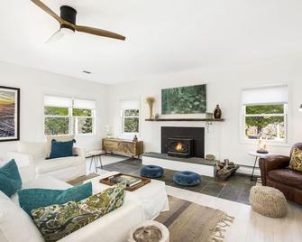 Sprawling Modern Home Minutes from Beach - Jamesport - Living room