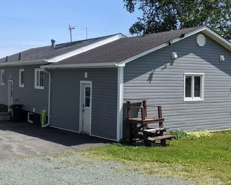 Springhouse Cozy Oceanview 1-Bedroom Apartment - Lewisporte - Edificio