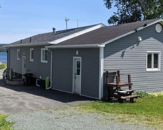 Springhouse Cozy Oceanview 1-Bedroom Apa - Lewisporte - Building