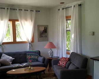Birkwood Cottage-Downtown - Kaslo - Living room