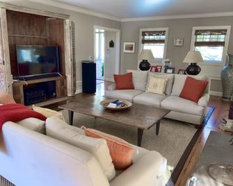 Luxe Hudson Valley getaway with pool, sauna, and double porch - Stone Ridge - Sala de estar