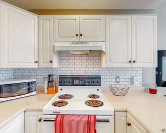 Snow Pines & Ice and Cozy - Big White - Kitchen