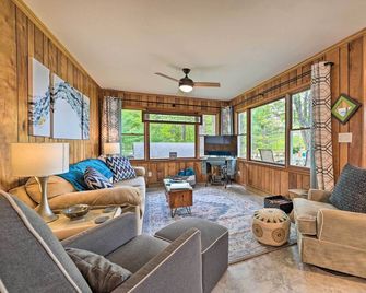 Northern Nights Beachfront Cottage in Ka - Kalkaska - Sala de estar