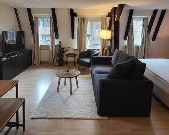 Stylish Apartment in the Heart of Zug by Airhome - Zug - Wohnzimmer
