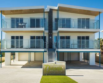 Ocean Waves - Luxury beachside accommodation - Lancelin - Edificio