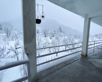 The Goonj Homestay - Manali - Balcony